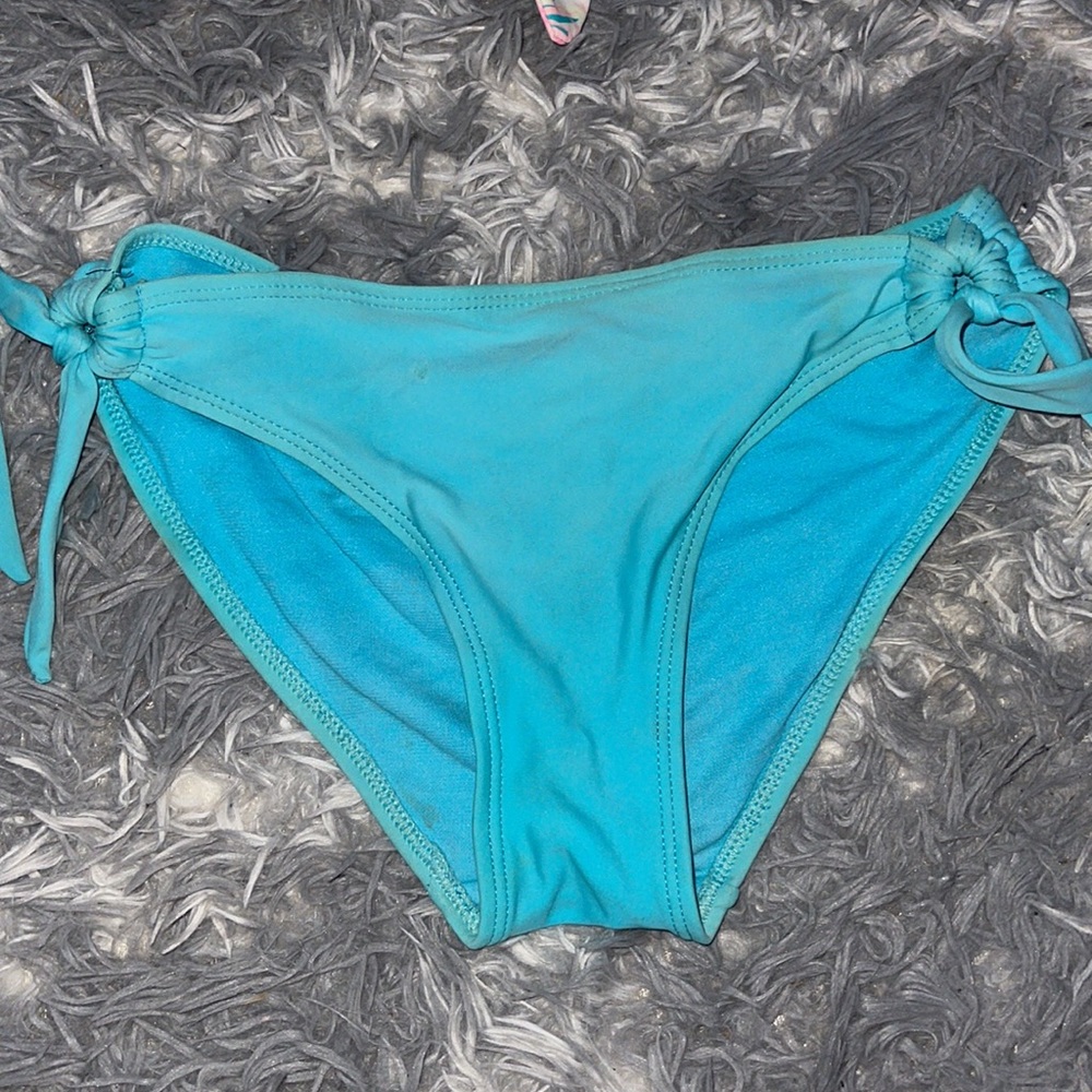 Bikini - Picture 2 of 3